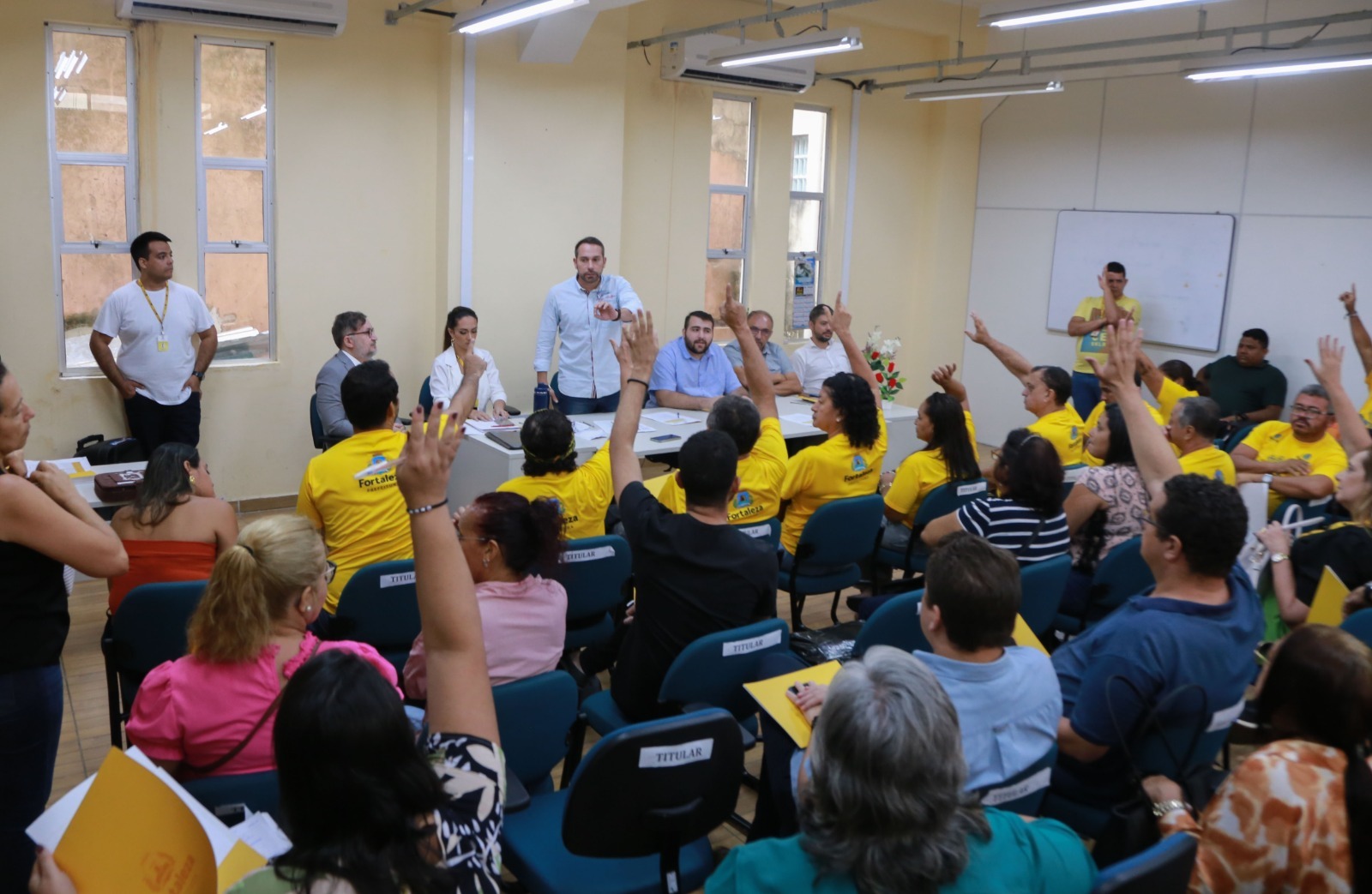 grupo de pessoas num auditório